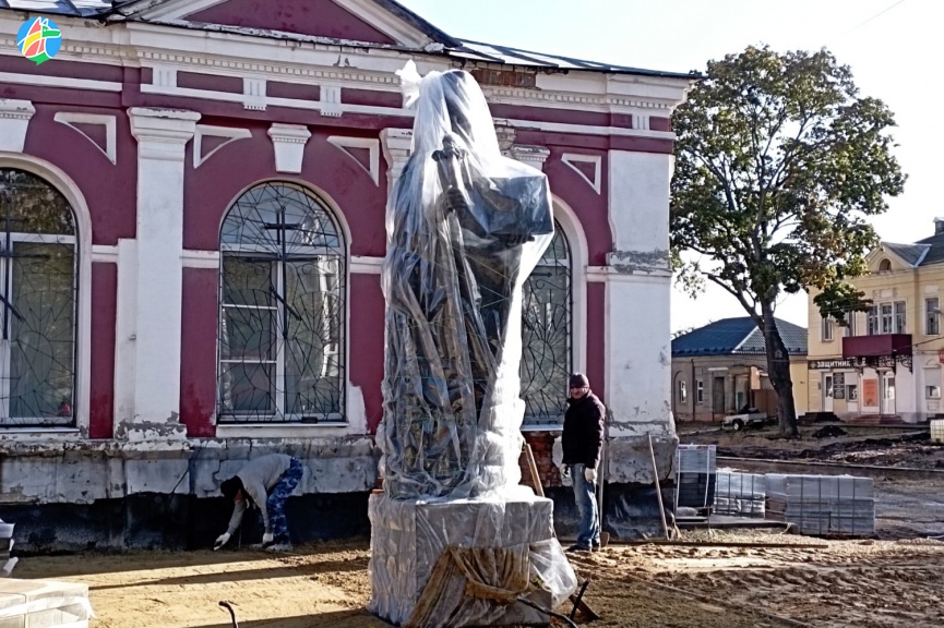 В Мичуринске установили памятники священнослужителям